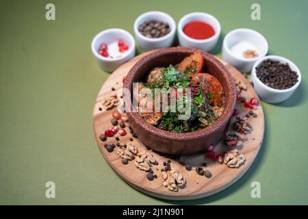 plat de cuisine géorgienne ou cerveau de veau rôti avec tomate, coriandre et épices Banque D'Images