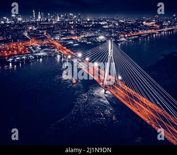 Magnifique vue panoramique sur l'horizon des drones aériens du centre de la nuit Varsovie avec des gratte-ciels en arrière-plan avec le pont suspendu Swietokrzyski Banque D'Images