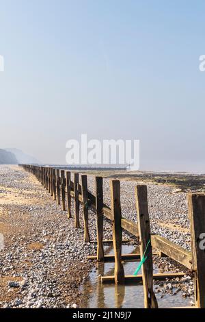 Défenses marines à West Runton sur la côte de Norfolk le jour du printemps en mars Banque D'Images