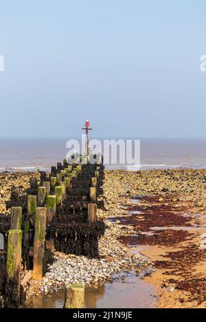 Défenses marines à West Runton sur la côte de Norfolk le jour du printemps en mars Banque D'Images