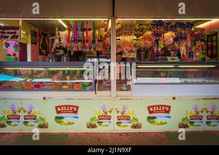 Rock et Candy Floss Stall à Hunstanton au printemps Banque D'Images