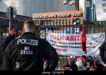 Berlin, Allemagne. 27th mars 2022. Le dimanche 27 mars 2022, des militants du mouvement de désobéissance civile Ende Gelaende, qui a sensibilisé les gens à des sujets liés à la justice climatique, ont bloqué l'entrée principale de la centrale Reuter West à Berlin. La société multinationale suédoise Vattenfall possède cette centrale combinée de chauffage et d'électricité (CHP) à Berlin Siemensstadt. (Photo de Michael Kuenne/PRESSCOV/Sipa USA) crédit: SIPA USA/Alay Live News Banque D'Images