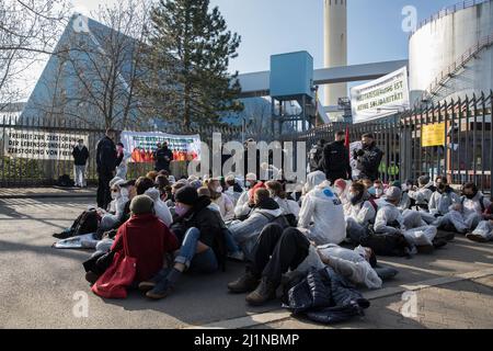 Berlin, Allemagne. 27th mars 2022. Le dimanche 27 mars 2022, des militants du mouvement de désobéissance civile Ende Gelaende, qui a sensibilisé les gens à des sujets liés à la justice climatique, ont bloqué l'entrée principale de la centrale Reuter West à Berlin. La société multinationale suédoise Vattenfall possède cette centrale combinée de chauffage et d'électricité (CHP) à Berlin Siemensstadt. (Credit image: © Michael Kuenne/PRESSCOV via ZUMA Press Wire) Banque D'Images