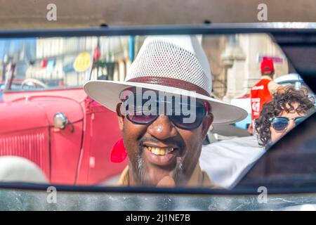 Visage du conducteur de voiture réfléchi dans le rétroviseur cassé, vieille Havane, Cuba, 2017 Banque D'Images