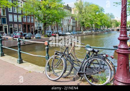 Amsterdam - vélos sur le pont Kees Fensburg au-dessus du canal Keizersgracht. Banque D'Images