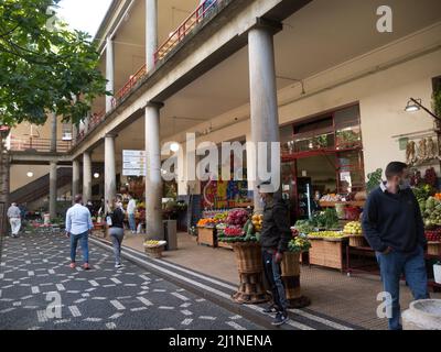 Les acheteurs du marché public Mercado dos Lavradores Rua Brigadeiro Oudinot vendant de délicieux produits locaux cultivés à la maison Funchal Madère Portugal eu Banque D'Images