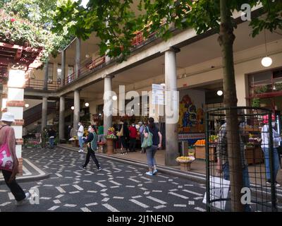 Les acheteurs du marché public Mercado dos Lavradores Rua Brigadeiro Oudinot vendant de délicieux produits locaux cultivés à la maison Funchal Madère Portugal eu Banque D'Images