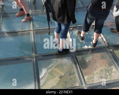 Touristes debout sur le pavé de verre Cabo Girao Camara de Lobos Madère Portugal eu Skywalk la plus haute falaise de mer en Europe (589m) avec le verre étonnant f Banque D'Images