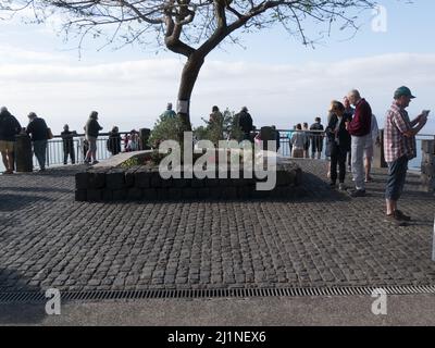 Touristes à Miradouro Cabo Girao Camara de Lobos Madeira Portugal eu avec Skywalk sur la plus haute falaise de mer en Europe (589m) avec l'incroyable plancher de verre b Banque D'Images