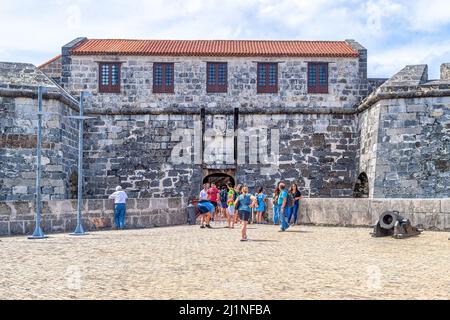 Château de la Force royale (espagnol : Castillo de la Real Fuerza). Touristes près du fort colonial espagnol dans la vieille Havane, Cuba, 2017 Banque D'Images