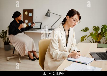 Portrait de deux jeunes femmes qui ont réussi à gérer leurs affaires dans un bureau moderne et minimaliste Banque D'Images