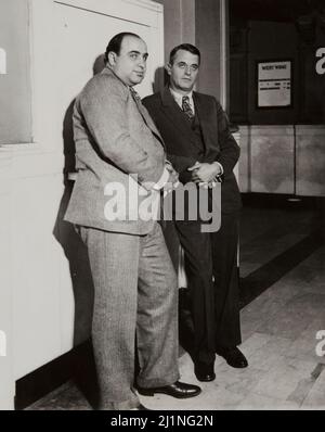 Al Capone et son avocat Michael Ahern attendent le verdict. Nouvelles Photographie 1931. Cour fédérale de l'Illinois à l'extérieur de la salle d'audience. La fin d'une ère. Banque D'Images