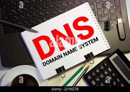 DNS- Domain Name System écrit dans le bloc-notes sur un arrière-plan en bois Banque D'Images