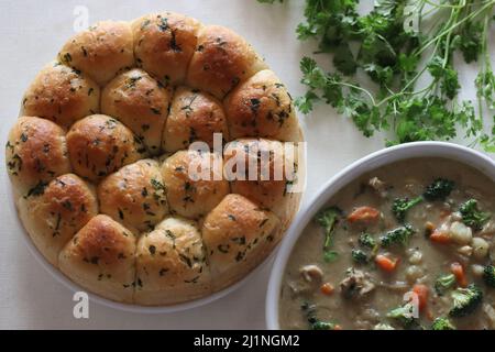 Petits pains pour le dîner avec du poulet et des légumes. Petits pains maison de couleur brun doré frais du four, émaillés de beurre, servis avec Banque D'Images