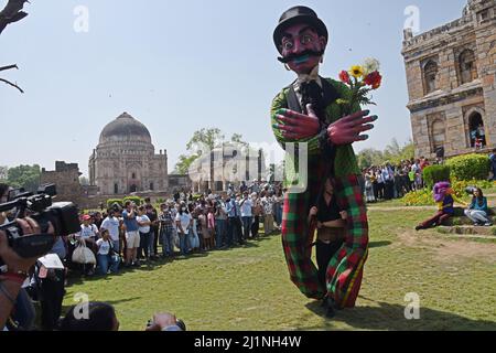 New Delhi, Inde. 27th mars 2022. Un spectacle donnant vie à des sculptures géantes, créées par les Français - les grandes personnalités d'Aubervilliers se présentent dans le parc public islamique historique appelé Lodhi Garden à New Delhi dans le cadre d'un festival culturel de Bonjour Inde. Les personnages principaux du spectacle joué par des sculptures géantes - chacune avec une tenue unique, des caractéristiques, la personnalité, et la voix. Photo de Sondeeo Shankar (photo de Sondeep Shankar/Pacific Press) Credit: Pacific Press Media production Corp./Alay Live News Banque D'Images