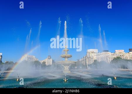 Bucarest, Roumanie, 4 septembre 2021 : fontaine décorative avec de petites gouttes d'eau sur la place Unirii (Piata Unirii) dans le centre-ville, en automne ensoleillé Banque D'Images