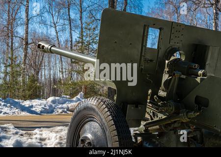 Novomoskovsk, Russie - 24 mars 2022 : pièce d'artillerie latérale. Photo de haute qualité Banque D'Images