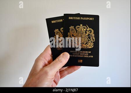 Gros plan de deux passeports britanniques bleu marine. Banque D'Images