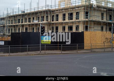 Panneau Ukraine, Burley Road/Cardigan Road Crossroads. Leeds West Yorkshire 27 mars 2022 pendant la guerre avec la Russie de Poutine. Banque D'Images