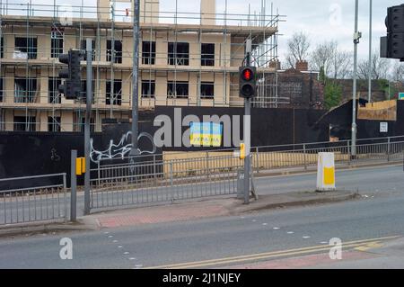 Panneau Ukraine, Burley Road/Cardigan Road Crossroads. Leeds West Yorkshire 27 mars 2022 pendant la guerre avec la Russie de Poutine. Banque D'Images