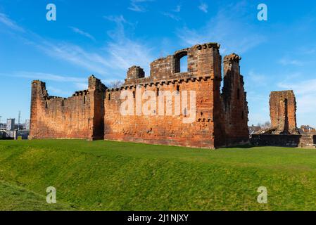 Murs extérieurs du château historique de Penrith dans le nord de l'Angleterre, le matin du printemps. PENRITH, Angleterre. Banque D'Images