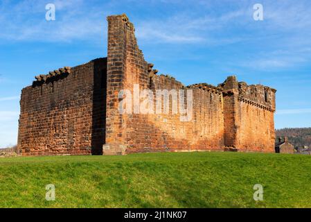 Murs extérieurs du château historique de Penrith dans le nord de l'Angleterre, le matin du printemps. PENRITH, Angleterre. Banque D'Images