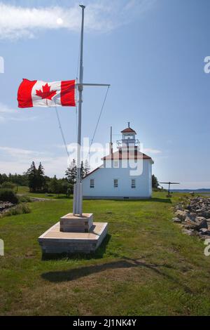 le phare de la crique de gilberts et le drapeau canadien nouvelle-écosse canada Banque D'Images