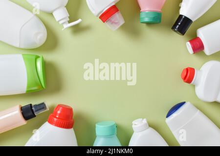 Cadre de plusieurs bouteilles en plastique dispersées sur un fond vert clair. Mise en page à plat, vue de dessus, placer pour copier Banque D'Images