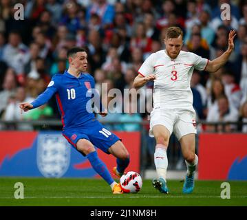 LONDRES, ANGLETERRE - MARS 26:Phil Foden (ville de Man) d'Angleterre et Silvan Widmer (Mayence 05) de Suisse pendant un Alzheimer's Society International be Banque D'Images