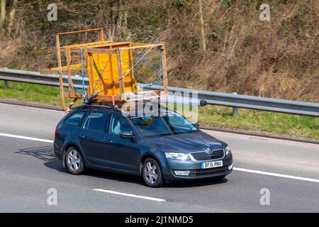 2015 Gray Skoda Octavia domaine en voiture sur l'autoroute M61 près de Manchester, Royaume-Uni Banque D'Images