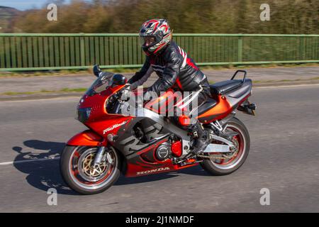 1998 90s années quatre-vingt-dix orange Honda Fireblade CBR 900918cc moto à essence; motocycliste; transport à deux roues, motocyclettes, véhicule sur les routes britanniques, motos, motocyclistes motocyclistes motocyclistes qui se conduisent à Manchester, Royaume-Uni Banque D'Images