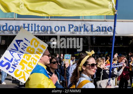 Londres, Royaume-Uni, 26th mars 2022. Des milliers de personnes se joignent à un stand avec l'Ukraine mars et vigile dans le centre de Londres pour protester contre l'invasion russe. Les manifestants se rassemblent devant l'hôtel London Hilton on Park Lane avant le début de la marche. Banque D'Images