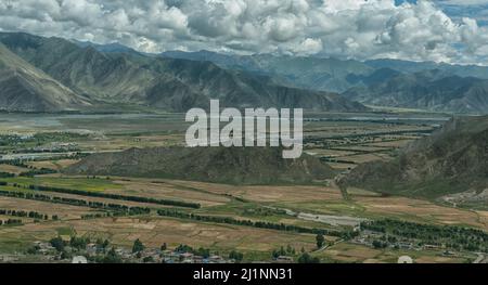 Belle vue depuis le monastère de Ganden au Tibet, en Chine Banque D'Images