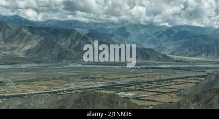 Belle vue depuis le monastère de Ganden au Tibet, en Chine Banque D'Images