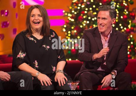 EMABRGOED AU 0001 LUNDI MARS 28 photo du dossier datée du 19/12/19 de Ruth Jones et Rob Brydon pendant le tournage du Graham Norton Show. Rob Brydon a dit à Jay Rayner sur son podcast « Out to Lunch » qu'il a « un enfer d'un lien » avec l'actrice Ruth Jones après avoir grandi dans la même école secondaire. L'acteur et comédien, 56 ans, a joué Bryn West dans la série à succès Gavin & Stacey co-écrite par Jones, qui a également joué le rôle de Nessa. Banque D'Images