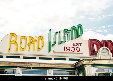 Nevada, États-Unis - septembre 2019 Cougar Mercury Old Retro car près du restaurant rétro. Banque D'Images