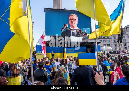 Londres, Royaume-Uni, 26th mars 2022. Des milliers de personnes se joignent à un stand avec l'Ukraine mars et vigile dans le centre de Londres pour protester contre l'invasion russe. Vadym Prystaiko, ambassadeur ukrainien au Royaume-Uni, s'adresse aux habitants de Trafalgar Square après la marche et dit qu'il ne doit y avoir aucun apaisement avec la Russie. Banque D'Images