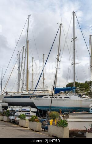 S'Arenal, Espagne; mars 13 2022: Vue générale du club nautique dans la ville de Majorcan de s'Arenal, Espagne Banque D'Images