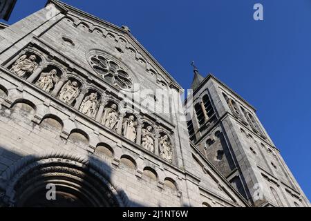 Vue extérieure de l'église notre-Dame de la Visitation à Rochefort, avec ciel bleu. L'église du 19th siècle est un monument historique dans la province de Namur en W Banque D'Images