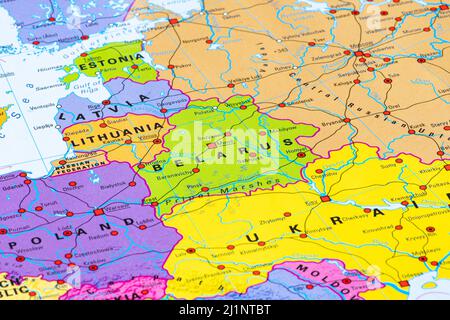 Minsk, Bélarus - Mars 27 2022: Carte de la Biélorussie, de l'Europe, de l'Union européenne, avec les frontières de l'Etat, les capitales, rivières et mers, gros plan Banque D'Images