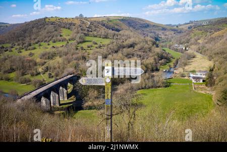 Vue sur Monsal Dale depuis Monsal Head dans le parc national Peak District de Derbyshire, Royaume-Uni. La zone est croise avec des sentiers et est pop Banque D'Images