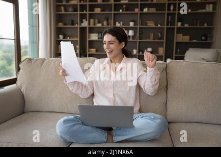 Joyeuse excitation de l'élève fille obtenant la lettre d'admission de l'école Banque D'Images