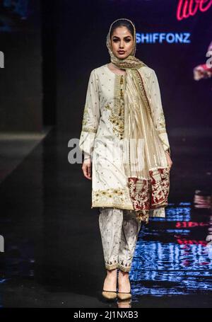 Londres, Royaume-Uni. 27th mars 2022. Shiffonz à la modeste Fashion Live piste. En association avec Modanisa et sponsorisé par Lubna Rafiq et nominal.Paul Quezada-Neiman/Alamy Live News Credit: Paul Quezada-Neiman/Alamy Live News Banque D'Images