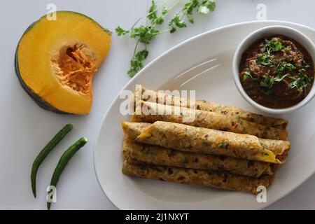 Paratha à la citrouille avec sauce au poulet. Pain plat indien fait de farine de blé entier, citrouille râpée, coriandre fraîche et épices servies avec du poulet Banque D'Images