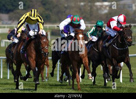 Lord Dudley monté par Jake Coen (à gauche) sur le chemin de gagner le Daddy lisse à Compas Staliens handicap à l'hippodrome de Naas. Date de la photo: Dimanche 27 mars 2022. Banque D'Images