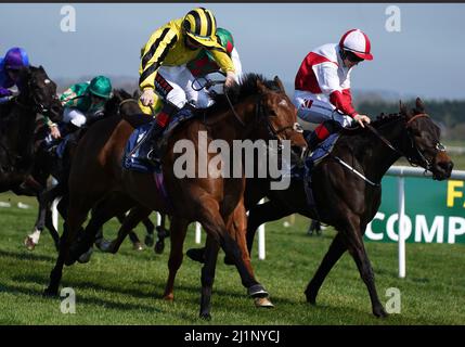 Lord Dudley monté par Jake Coen (à gauche) sur le chemin de gagner le Daddy lisse à Compas Staliens handicap à l'hippodrome de Naas. Date de la photo: Dimanche 27 mars 2022. Banque D'Images