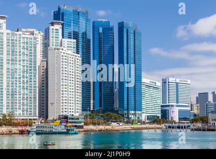 Busan, Corée du Sud - 17 mars 2018 : vue sur la côte du quartier de Haeundae avec de grands blocs modernes d'appartements, c'est l'une des plus célèbres et belles plages Banque D'Images