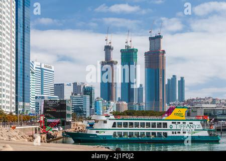 Busan, Corée du Sud - 17 mars 2018 : paysage du quartier de Haeundae avec ferry, c'est l'une des plus belles et célèbres plages de Busan Banque D'Images