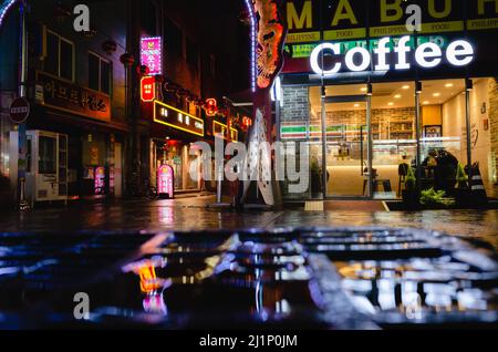 Busan, Corée du Sud - 19 mars 2018 : vue nocturne sur la rue avec éclairage coloré au néon, petit café dans le centre-ville Banque D'Images