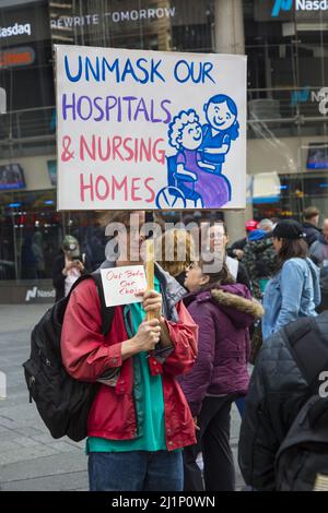 Les gens énergiques dans le mouvement «liberté médicale, pas de mandat de vaccin» se rassemblent et défilent à New York et dans d'autres villes le 19 mars 2022. Banque D'Images